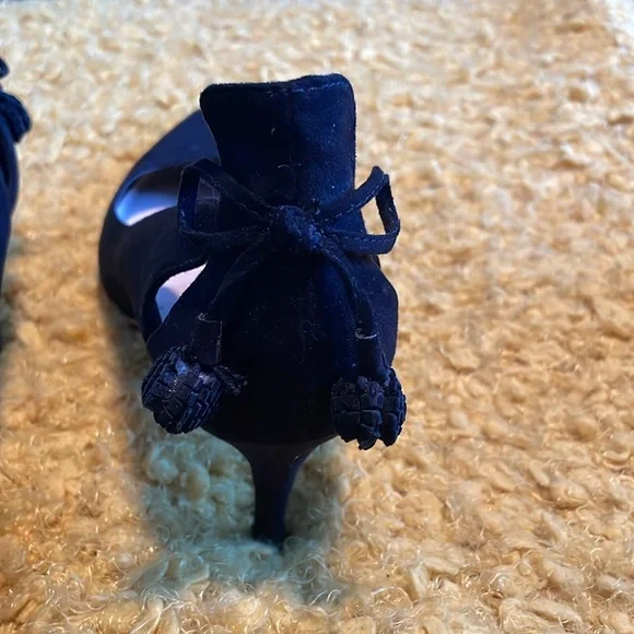 Nine West black classic pump size 8.5 tassel bow accent on back - Picture 3 of 8